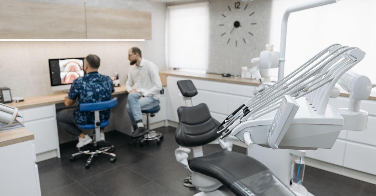 Dos profesionales de una clínica dental revisando información en un ordenador antes de cambiar de software