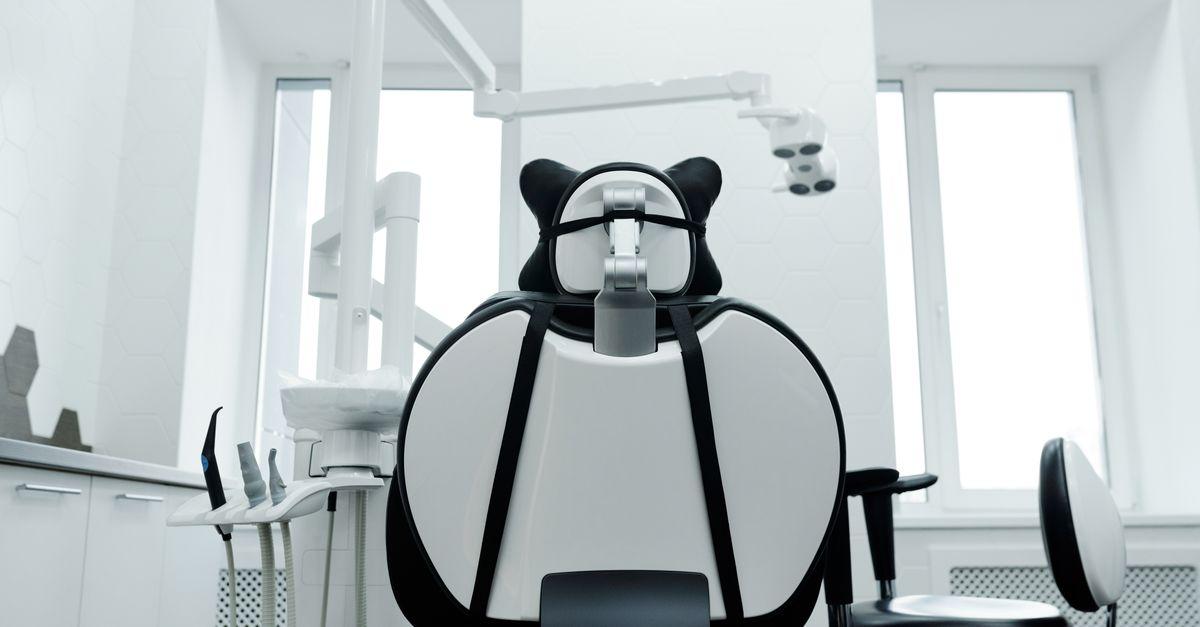 Gabinete dental moderno vacío entre citas