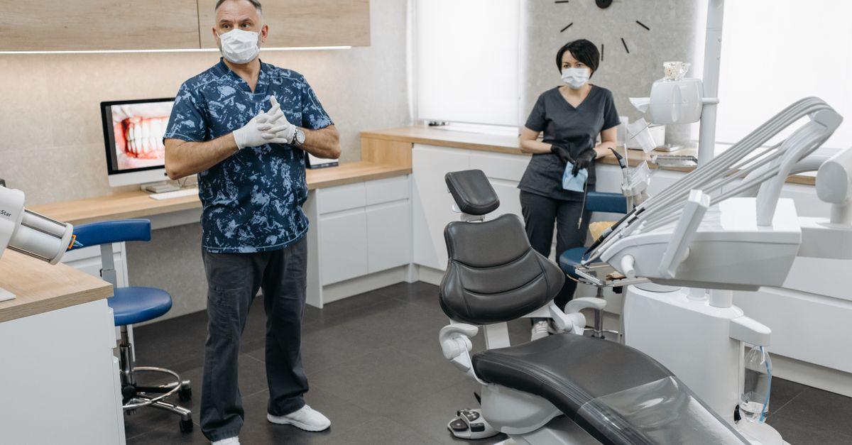 Dos profesionales de una clínica dental preparados para revisar una acción antes de ejecutarla