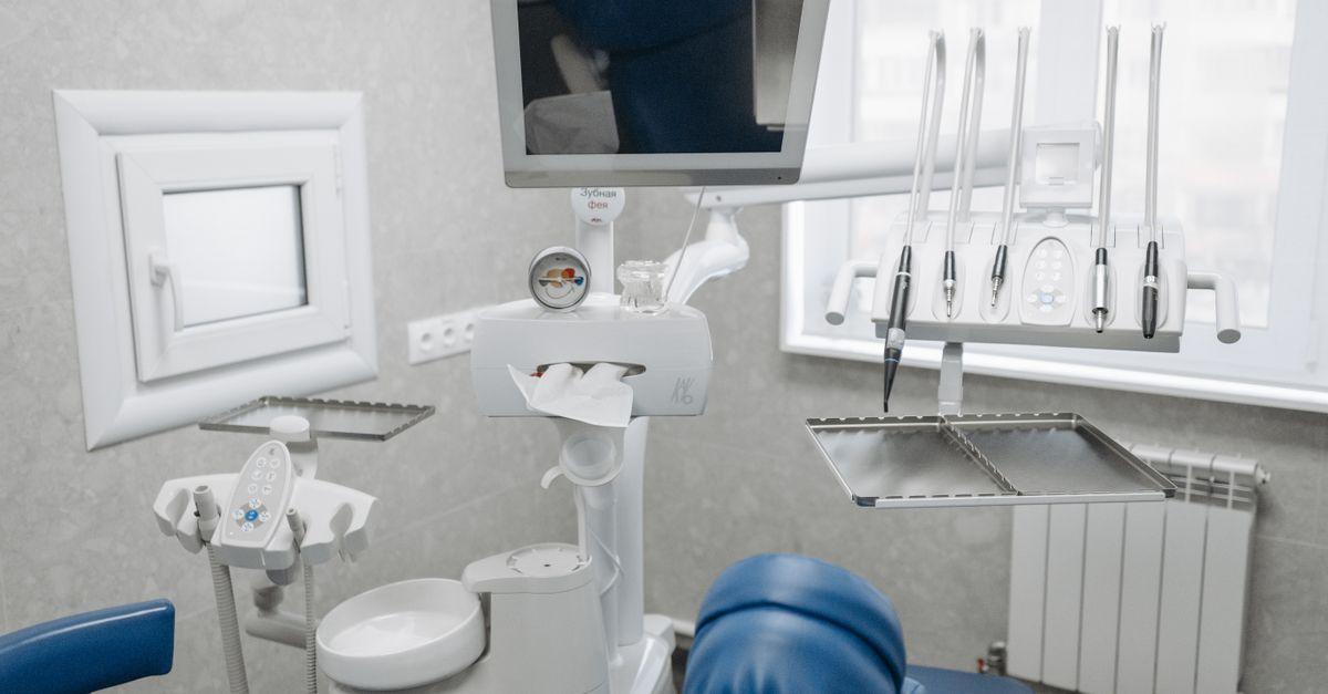 Gabinete dental preparado con instrumental y pantalla para registrar la consulta
