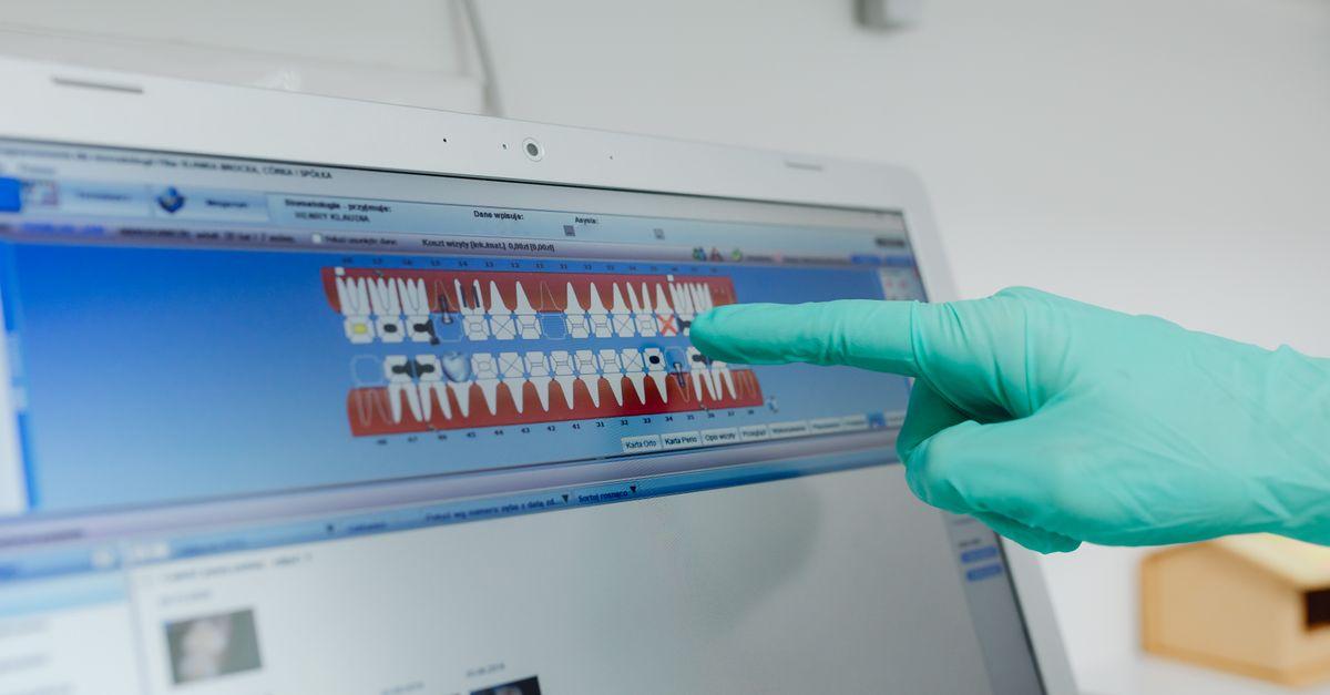 Profesional dental revisando información clínica en una pantalla antes de tomar una decisión