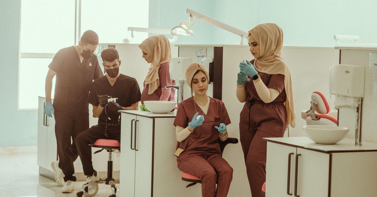 Equipo de una clínica dental coordinando su forma de trabajar