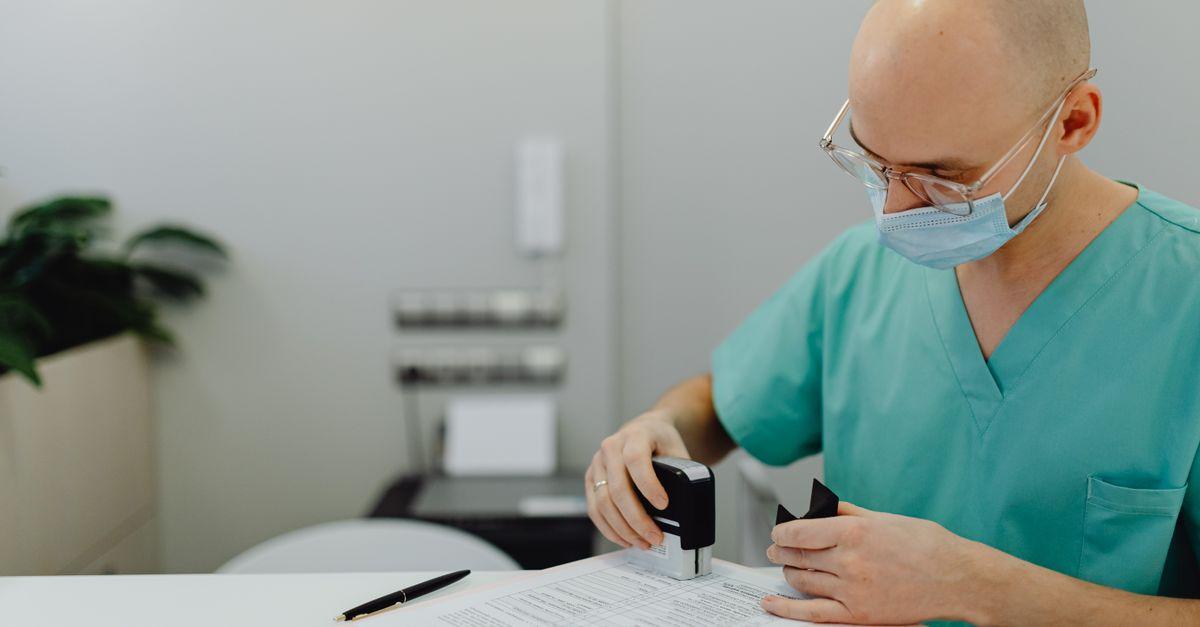 Profesional de una clínica revisando documentación antes de registrar un gasto