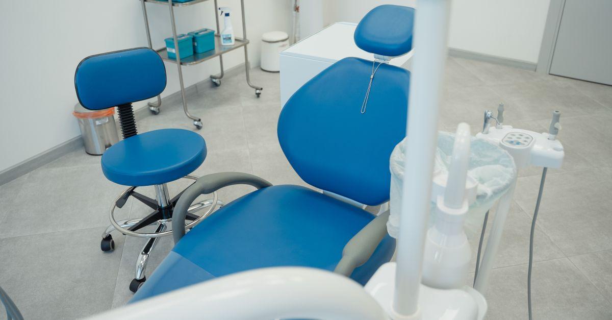 Vista cenital de dos sillones en una clínica dental